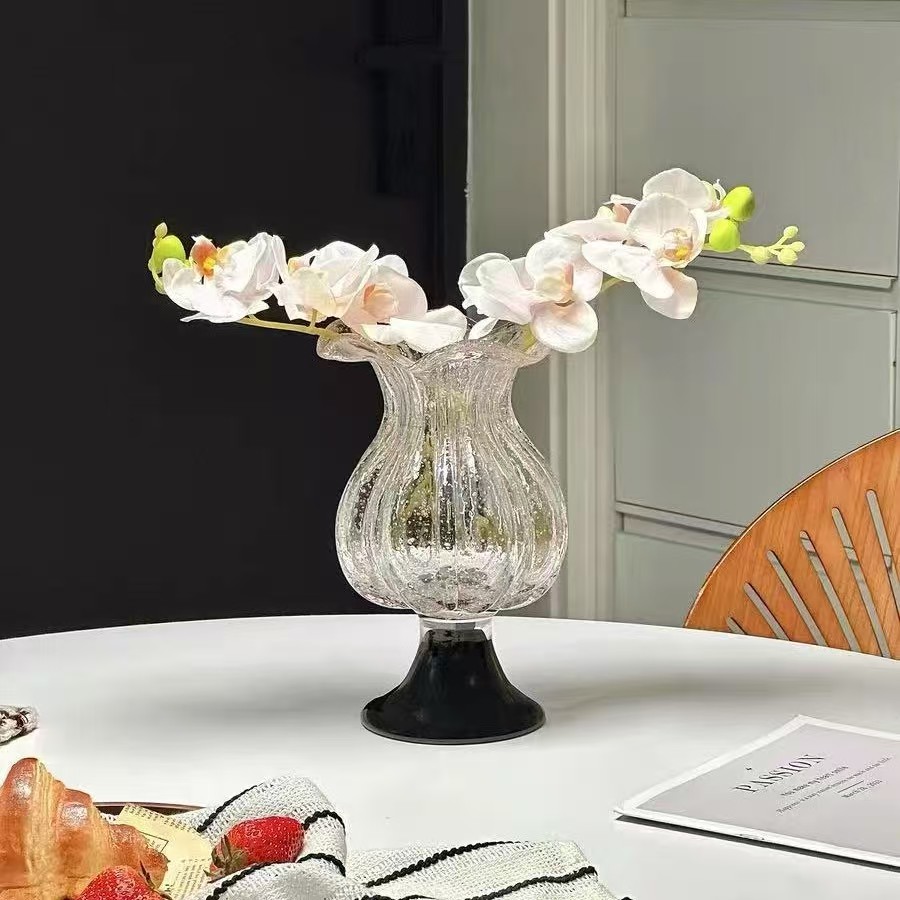 Pelbagai vas kaca berbentuk aneh