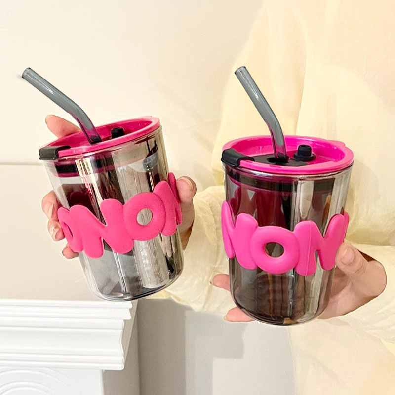 Cawan straw huruf kreatif