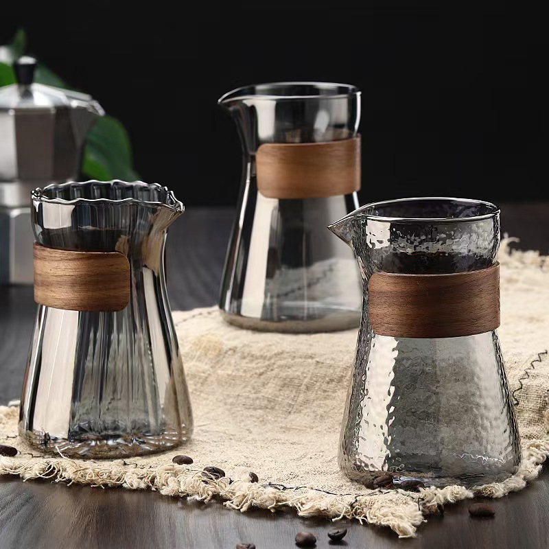 Pengilang berkongsi tangan jualan panas tuangkan ke atas periuk kopi